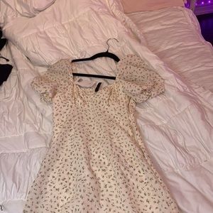 I’m selling a floral H&M dress